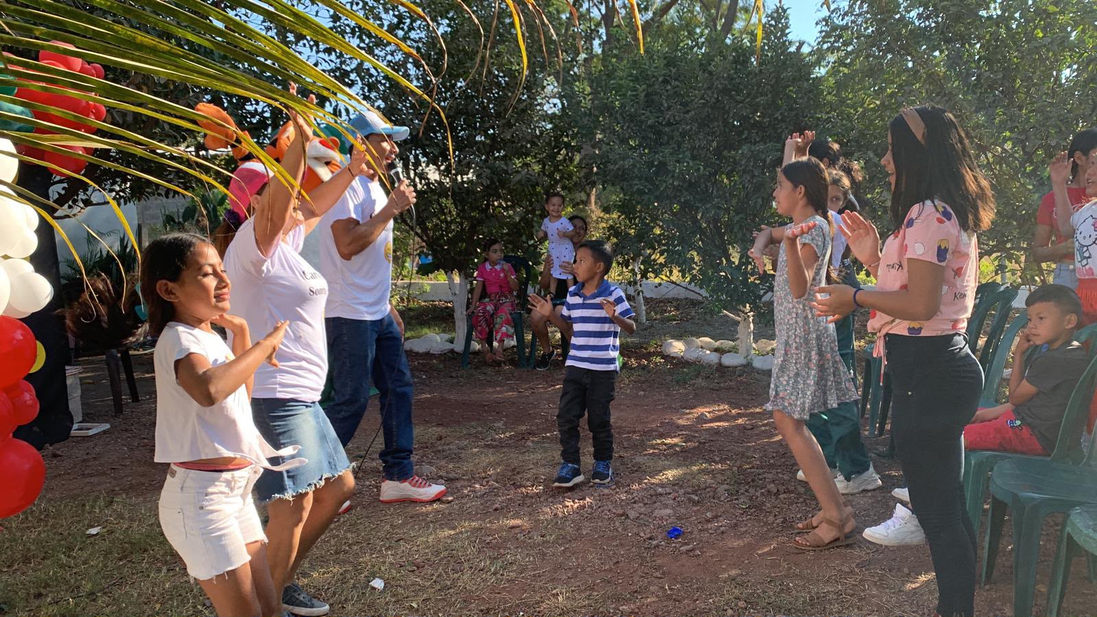 Ninos y voluntarios participando en una actividad comunitaria